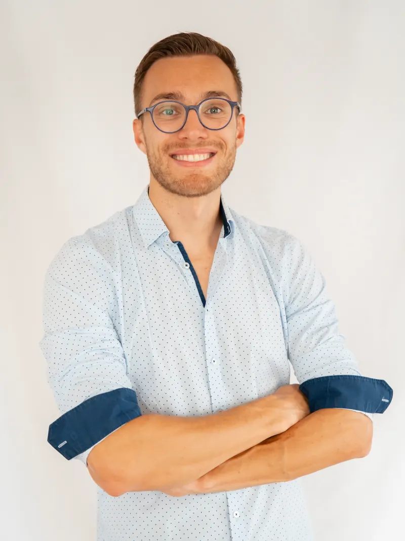 Moritz Oberle im hellen Hemd
