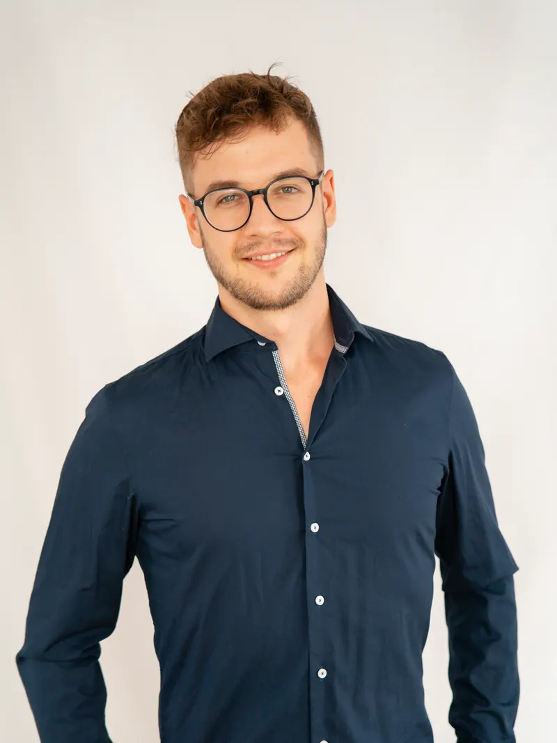 Julian Riedmüller im dunkelblauen Hemd
